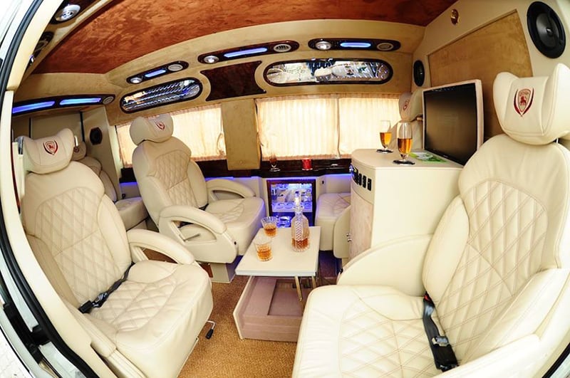 Nội thất sang trọng chỗ ngồi thoải mái dịch vụ đẳng cấp là ưu điểm của xe Limousine