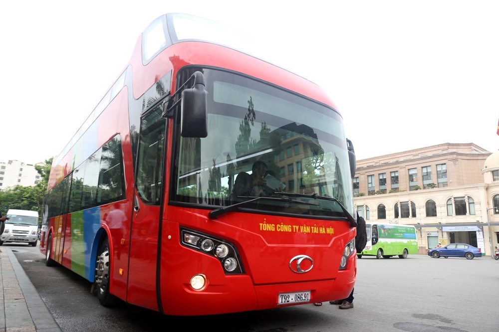 Xe buýt hai tầng mui trần chạy thử ở thủ đô